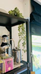 メスペルブルンにあるHaus Sonnenscheinのお茶セット付き棚