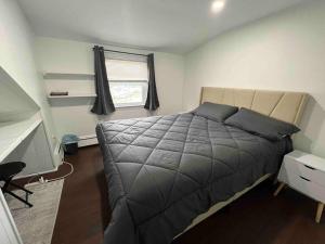 ein Schlafzimmer mit einem großen Bett und einem Fenster in der Unterkunft Quiet and Cozy Getaway in Milford in Milford