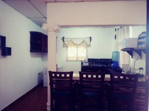 een eetkamer met een tafel en stoelen en een raam bij La Casa de la Gaviota in Siguatepeque