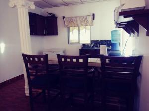 - une cuisine avec une table et des chaises dans la chambre dans l'établissement La Casa de la Gaviota, à Siguatepeque