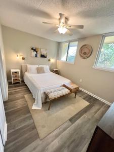 a bedroom with a bed and a ceiling fan at Wondrous Waterfront Condo w/ Pool & Washer/Dryer in Fort Walton Beach