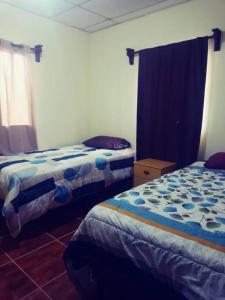 SiguatepequeにあるLa Casa de la Gaviotaのベッド2台が備わる部屋