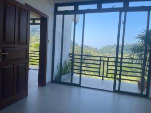 una puerta abierta con vistas a un balcón en Hanthana Heritage, en Kandy