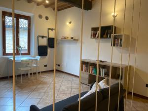 een woonkamer met een bank en een tafel bij Teatro Inn - Timeless Charm in Correggio