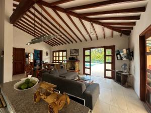 Finca del Bosque في مونتينيغرو: غرفة معيشة مع أريكة وسيارة ألعاب خشبية