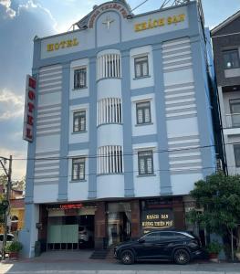 Ðông HòaにあるHương Thiên Phú Hotelの車が停まった建物