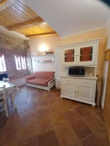 salon z kanapą i kuchenką mikrofalową w obiekcie Casa Barbara w mieście Limone Piemonte