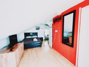 sypialnia z łóżkiem i czerwoną ścianą w obiekcie Guest House VeryMary Eilat Stydio w Ejlat
