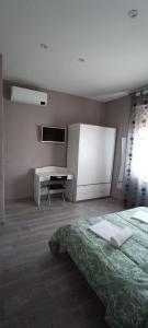 a bedroom with a bed and a desk in it at Cris&Giuli House in Tavarnelle Val di Pesa