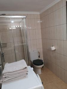 łazienka z prysznicem i toaletą z ręcznikami w obiekcie BKD1 - Apartamento entero a 50 metros PLAYA DE LAS CANTERAS w mieście Las Palmas de Gran Canaria