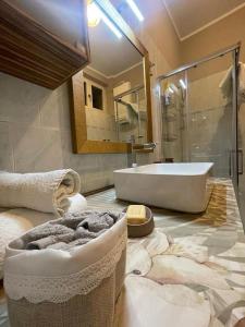 a bathroom with a tub and a sink and a bath tub at Appartamento Borgosesia Cuore Matto in Borgosesia