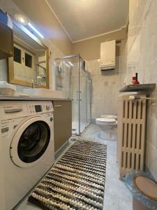 a washing machine in a bathroom with a toilet at Appartamento Borgosesia Cuore Matto in Borgosesia