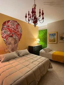 1 dormitorio con 1 cama y una pintura de una mujer en Appartamento Borgosesia Cuore Matto, en Borgosesia