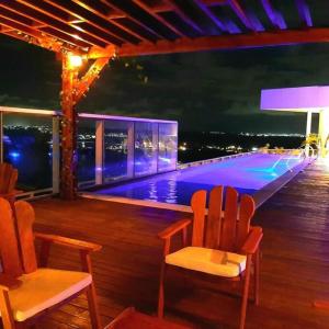 due sedie appoggiate su un tetto di notte di flatpaivahome bugan paiva a Recife