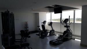 una palestra con diverse cyclette in una stanza di flatpaivahome bugan paiva a Recife