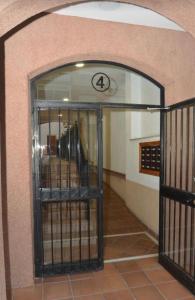 Alojamiento Bruckner في مالقة: باب مفتوح في مبنى عليه ساعة على الحائط
