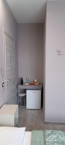 a white room with a table and a desk at Cris&Giuli House in Tavarnelle Val di Pesa