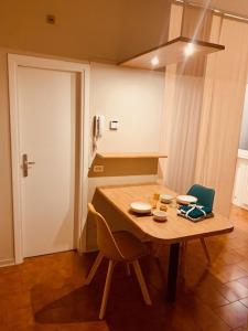 eine Küche mit einem Holztisch und einem Stuhl in der Unterkunft da Gio-Comodo centralissimo monolocale in Faenza