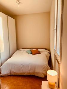 - une petite chambre avec un lit et une fenêtre dans l'établissement da Gio-Comodo centralissimo monolocale, à Faenza