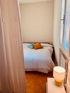 - une petite chambre avec un lit et une fenêtre dans l'établissement da Gio-Comodo centralissimo monolocale, à Faenza