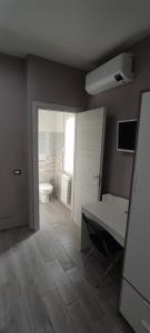 um quarto com uma casa de banho com uma cama e uma banheira em Cris&Giuli House em Tavarnelle in Val di Pesa