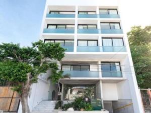 apartamentowiec ze schodami przed nim w obiekcie Nuevo y lujoso estudio céntrico w mieście Playa del Carmen