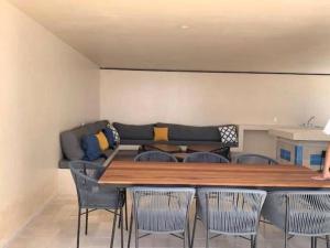 sala de estar con sofá, mesa y sillas en Nuevo y lujoso estudio céntrico, en Playa del Carmen