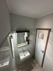 Kylpyhuone majoituspaikassa Repanidi Apartments
