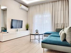 Prostor za sedenje u objektu City Center Apartment with a Modern Breeze