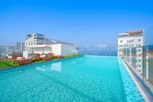 Bazén v ubytování Sea Near Me Hotel Danang nebo v jeho okolí