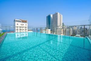 Bazén v ubytování Sea Near Me Hotel Danang nebo v jeho okolí