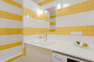 ein Badezimmer mit Waschbecken und Spiegel in der Unterkunft La Serrisienne 7 - Val d'Europe - Disneyland Paris - 6 à 8 Personnes in Serris