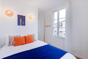 ein Schlafzimmer mit einem Bett und einem Fenster in der Unterkunft La Serrisienne 7 - Val d'Europe - Disneyland Paris - 6 à 8 Personnes in Serris