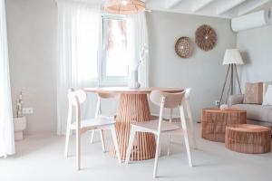 een witte woonkamer met een tafel en stoelen bij Sorobon Luxury Beach Resort in Kralendijk