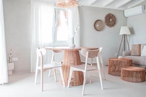 una sala de estar blanca con mesa y sillas en Sorobon Luxury Beach Resort, en Kralendijk