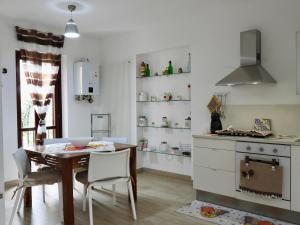 パレルモにあるA Casa di Eli Apartmentのキッチン、ダイニングルーム(テーブル、コンロ付)