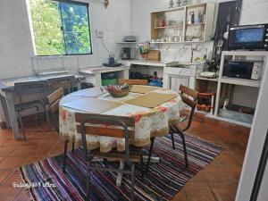 eine Küche mit einem Tisch und Stühlen im Zimmer in der Unterkunft Espacios amplios con terraza y piscina spa in San Lorenzo