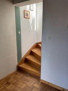 un couloir avec un escalier dans une chambre dans l'établissement Wohnen im Grünen bei der Töpferei, à Erfurt