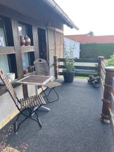 eine Terrasse mit einem Tisch und Stühlen auf einem Haus in der Unterkunft Wohnen im Grünen bei der Töpferei in Erfurt