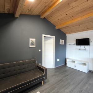 TV a/nebo společenská místnost v ubytování TEIRABOA BASE CAMP