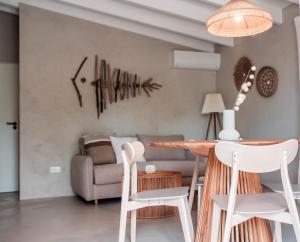 salon ze stołem, krzesłami i kanapą w obiekcie Sorobon Luxury Beach Resort w mieście Kralendijk