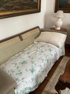 - un lit dans une chambre avec un oreiller et une lampe dans l'établissement Departamento en Casco Historico, à San Isidro