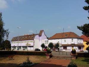 a group of white buildings in a parking lot at Hotel Restaurant Niemerich in Pulversheim
