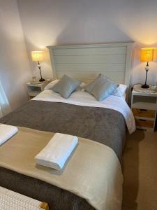 1 dormitorio con 2 camas y 2 mesas con lámparas en Otto House en San Carlos de Bariloche