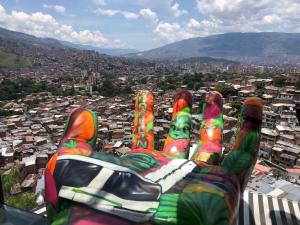 una persona con los pies en el aire en una ciudad en Apartamento cómodo,grande,céntrico,bien ubicado Apto 203, en Medellín
