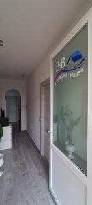 una habitación con una puerta de entrada de cristal a una casa en Cris&Giuli House en Tavarnelle in Val di Pesa