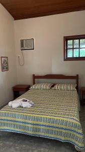 - une chambre avec un lit et une couverture dans l'établissement HOTEL FAZENDA BOLANDEIRA, à Conde