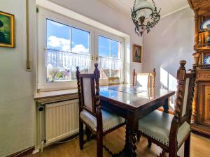 a dining room with a table and a window at Wassergans in Greetsiel
