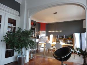 布魯塞爾的住宿－迎賓住宿加早餐酒店，一间带桌子和白色椅子的用餐室