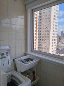 baño con ventana y lavadora en Departamento en la PLAYA Y CENTRO de Miramar para 3 personas en Miramar